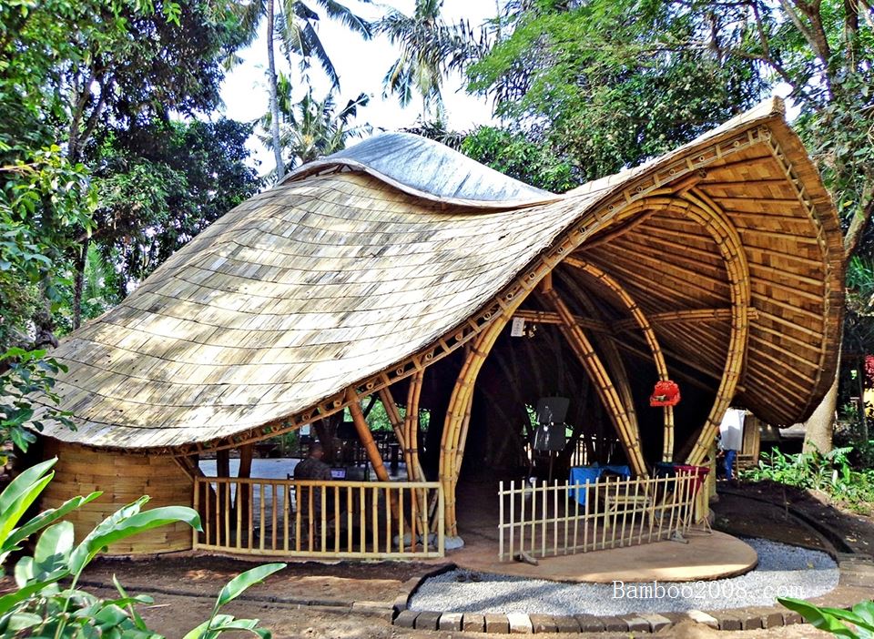 巴厘岛:绿色竹建筑学校海龟型教室