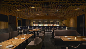 用竹子装饰的特色竹餐馆 让顾客游览往返 生意也会人声鼎沸